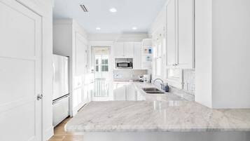 Lemari es, microwave, oven, dan kompor