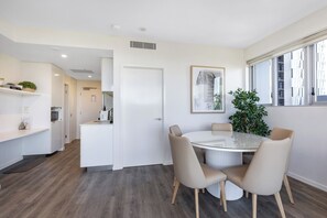 Dining - 2BR South Brisbane | Free Parking + Walk to QPAC (South Brisbane)