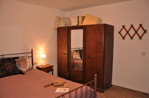 1 bedroom, iron/ironing board, free WiFi, bed sheets - Holiday Home 'House For Rent In Apostolous' with Mountain View, Private Garden and Wi-Fi (Iraklio)