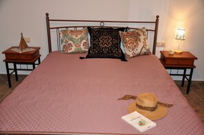 1 bedroom, iron/ironing board, free WiFi, bed sheets - Holiday Home 'House For Rent In Apostolous' with Mountain View, Private Garden and Wi-Fi (Iraklio)