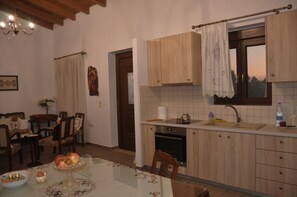 Oven, stovetop, electric kettle, cookware/dishes/utensils - Holiday Home 'House For Rent In Apostolous' with Mountain View, Private Garden and Wi-Fi (Iraklio)