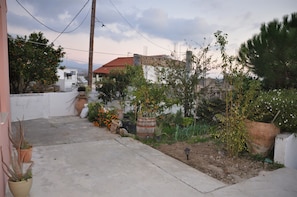 Property grounds - Holiday Home 'House For Rent In Apostolous' with Mountain View, Private Garden and Wi-Fi (Iraklio)