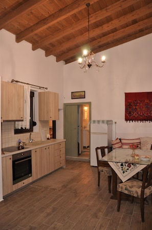 Oven, stovetop, electric kettle, cookware/dishes/utensils - Holiday Home 'House For Rent In Apostolous' with Mountain View, Private Garden and Wi-Fi (Iraklio)