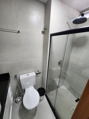 Studio Confort, vue ville | Salle de bain | Douche, serviettes fournies, savon, papier toilette