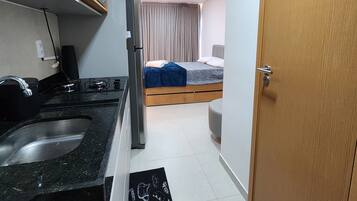 Comfort Studio, City View | Private kitchen | Fridge, microwave, stovetop, cookware/dishes/utensils