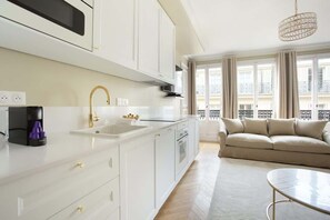 Kjøleskap, mikrobølgeovn, ovn og kokeplater