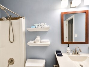 Hair dryer, towels - Cozy 3-Bedroom Getaway (Raleigh)