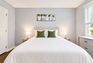 3 bedrooms, desk, iron/ironing board, free WiFi - Cozy 3-Bedroom Getaway (Raleigh)
