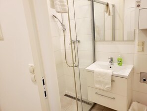Studio, 1 queensize-seng med sovesofa | Bad | Dusj, hårføner, håndklær og såpe