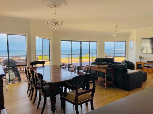 Edithburgh Sea Views-2 storey holiday home with pool table! Off peak special!