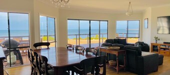Edithburgh Sea Views-2 storey holiday home with pool table! Off peak special!