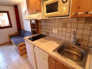 Frigorífico, placa de cocina, lavavajillas y cafetera o tetera