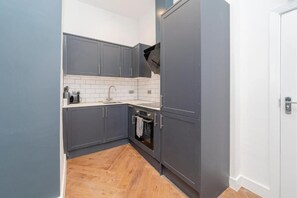 Kjøleskap, mikrobølgeovn, ovn og oppvaskmaskin