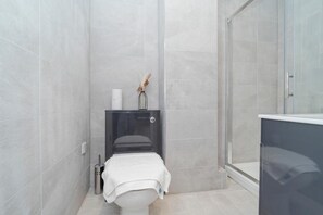 Sèche-cheveux, serviettes fournies, savon, shampoing