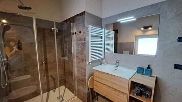 Dusche, Haartrockner, Bidet, Handtücher