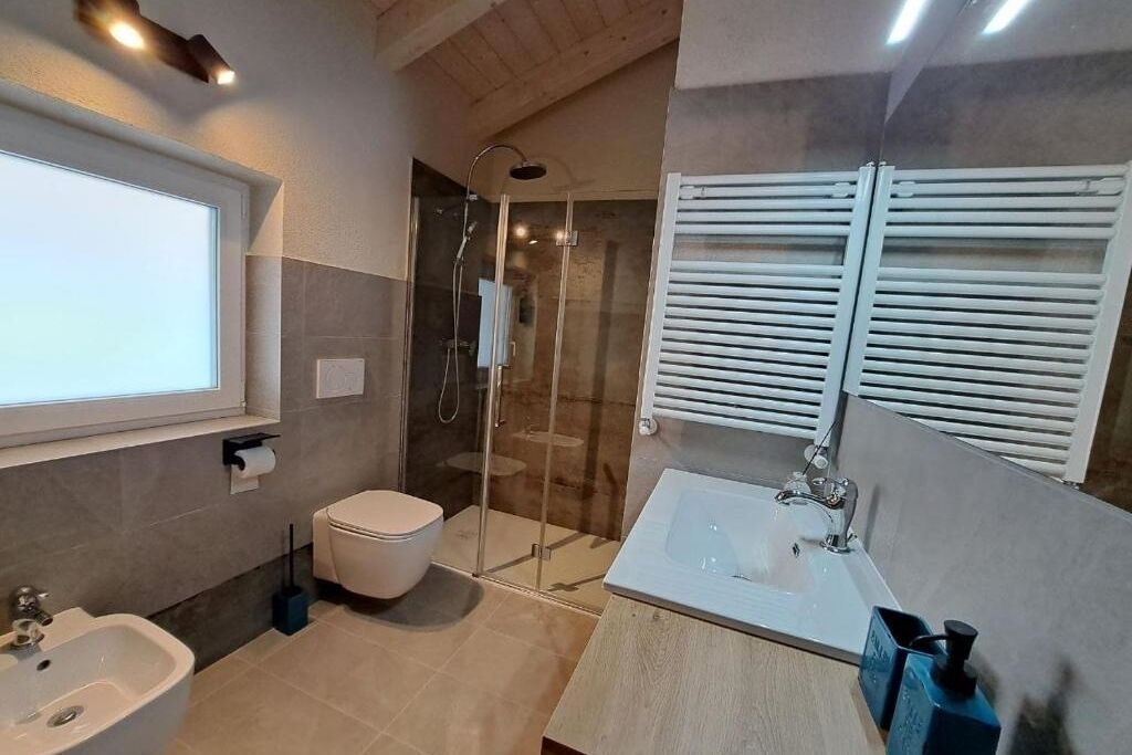 Doccia, asciugacapelli, bidet, asciugamani