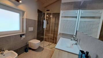 Doccia, asciugacapelli, bidet, asciugamani