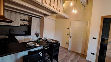 Kühlschrank, Mikrowelle, Herdplatte, Geschirrspüler