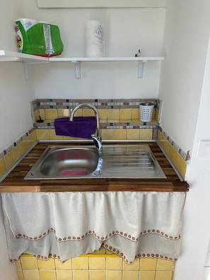 Fridge, stovetop, coffee/tea maker, cookware/dishes/utensils - Cozy apartment in the historic center of Cerveteri (Cerveteri)