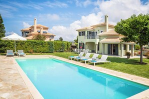 فيلا (4 Bedrooms) | المنشأة من الخارج