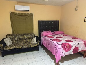 1 bedroom, bed sheets - Little Villa (Spanish Town)