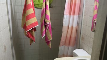 Douche, serviettes fournies