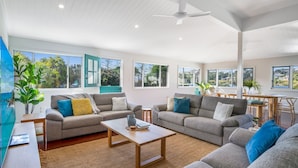 TV - Luxury Waterfront Home (Evans Head)