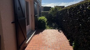 A pathway leading to a building with a herringbone brick pattern. - Single-storey house in Argelès-sur-Mer with garage, near transport and shops (Argelès-sur-Mer)