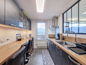 Fridge, microwave, oven, stovetop - 3-room apartment with balcony and parking in Combloux (Combloux)