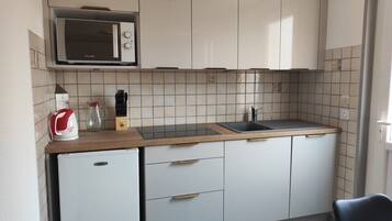 Réfrigérateur, micro-ondes, plaque de cuisson, lave-vaisselle