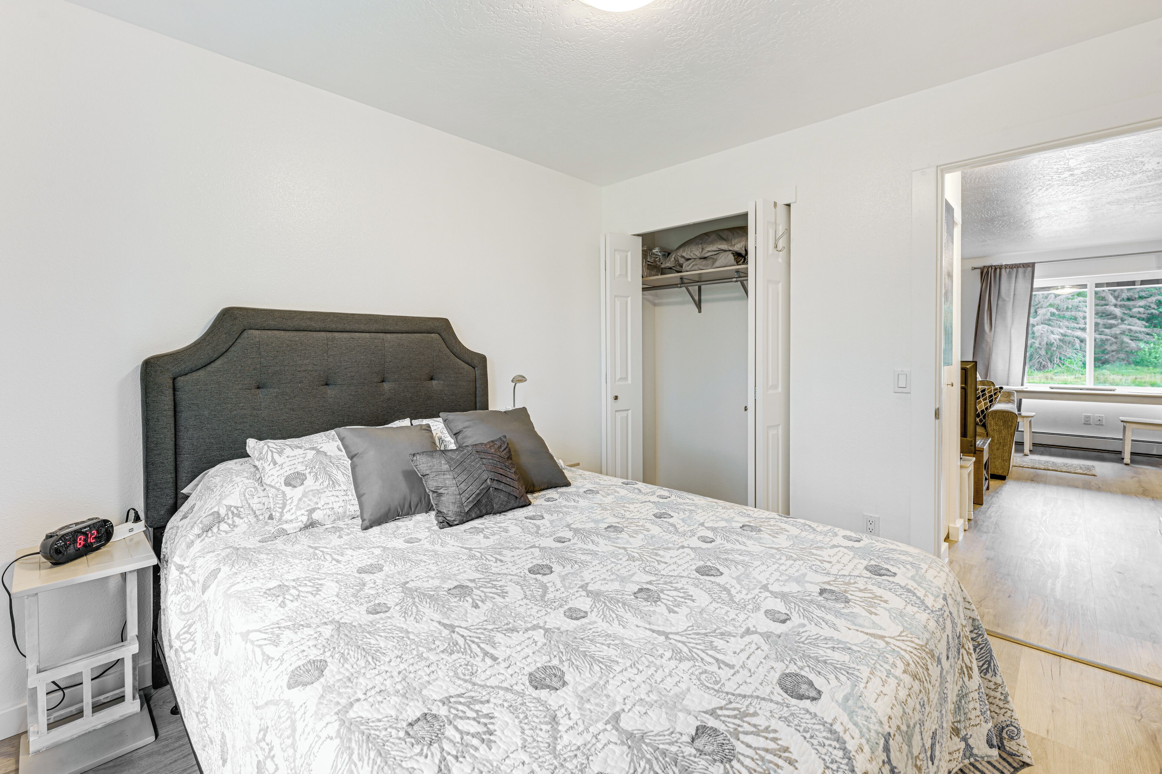 Une chambre à coucher avec un lit, une table de chevet et une armoire.