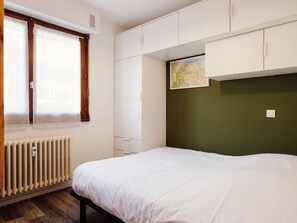 1 bedroom, bed sheets