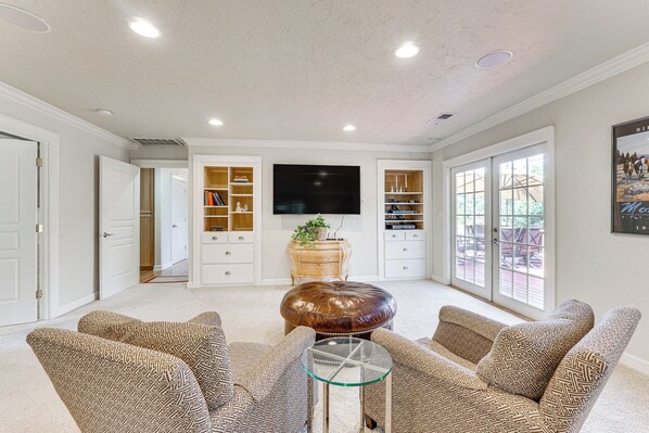 Interior - 8 Mi to Jacksonville: Oregon Getaway w/ Deck! (Jacksonville)