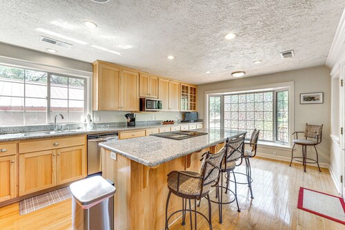 8 Mi to Jacksonville: Oregon Getaway w/ Deck!