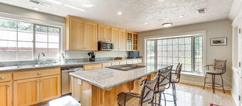 8 Mi to Jacksonville: Oregon Getaway w/ Deck!