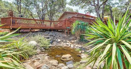 8 Mi to Jacksonville: Oregon Getaway w/ Deck!