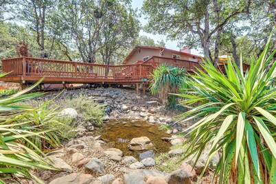 8 Mi to Jacksonville: Oregon Getaway w/ Deck!