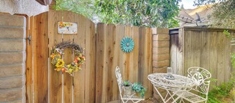 1 Mi to Applegate Park Zoo: Pet-friendly Home