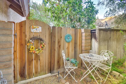 1 Mi to Applegate Park Zoo: Pet-friendly Home