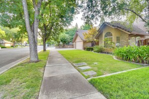 House (3 Bedrooms) | Interior - 1 Mi to Applegate Park Zoo: Pet-friendly Home (Merced)