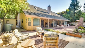 A house with a covered patio, outdoor furniture, and a garden area. - 1 Mi to Applegate Park Zoo: Pet-friendly Home (Merced)