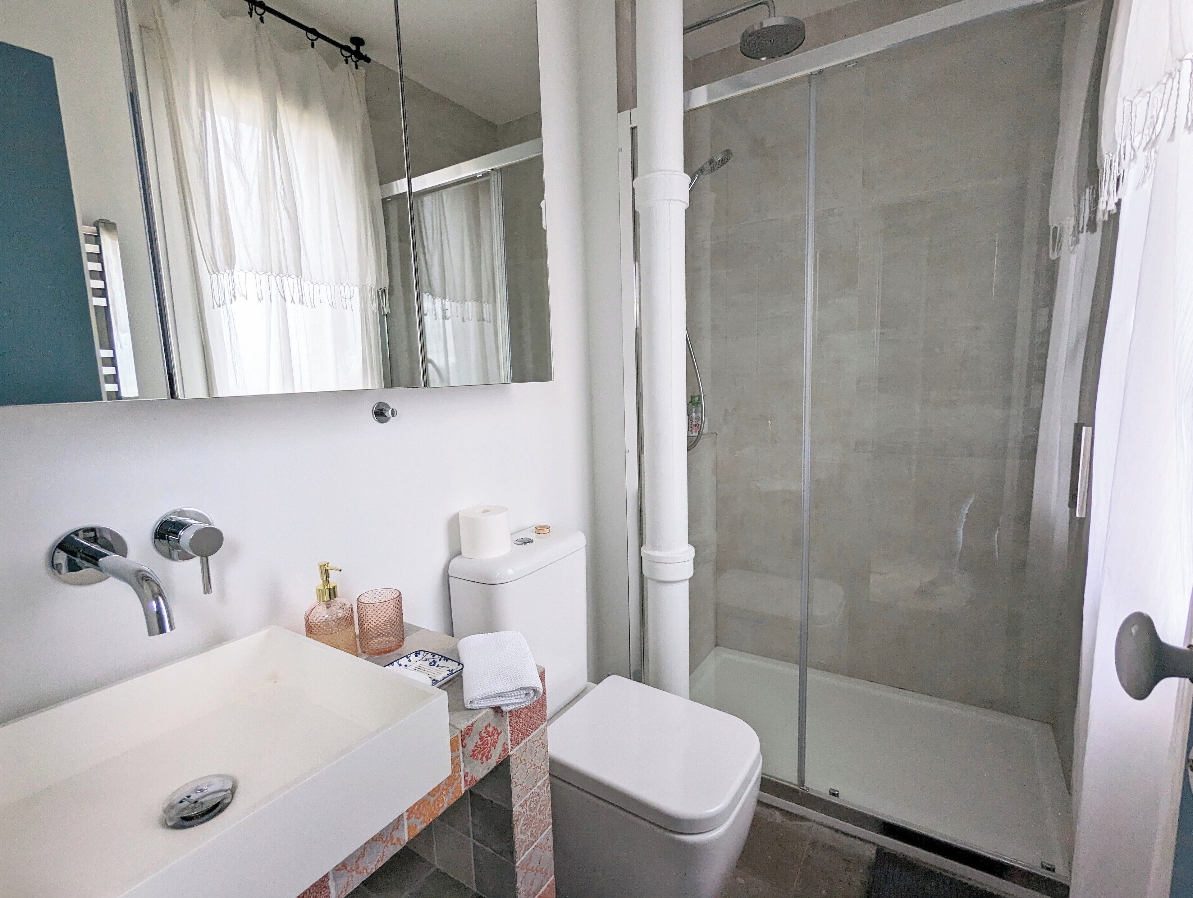 Douche, sèche-cheveux, serviettes fournies, savon
