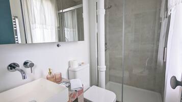 Douche, sĂšche-cheveux, serviettes fournies, savon