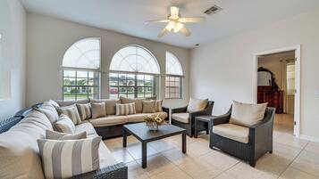 House (4 Bedrooms) | Interior