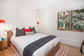 3 habitaciones, escritorio, tabla de planchar con plancha y wifi