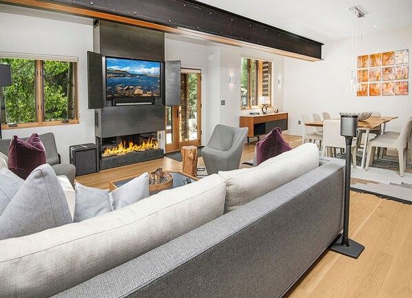 Smart-tv, een open haard en een stereo