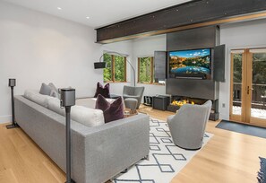 Smart-tv, een open haard en een stereo