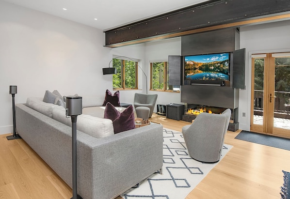 Smart TV, chimenea, estéreo