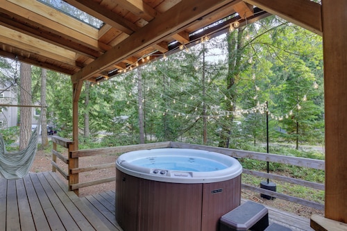 Rhododendron Family Cabin: Hot Tub & Deck!