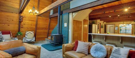 House (3 Bedrooms) | Living area | TV, fireplace, books